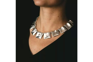 Korut Linnan juhlissa 2025 – trendit, ikoniset valinnat ja inspiraatiota juhlakoruihin