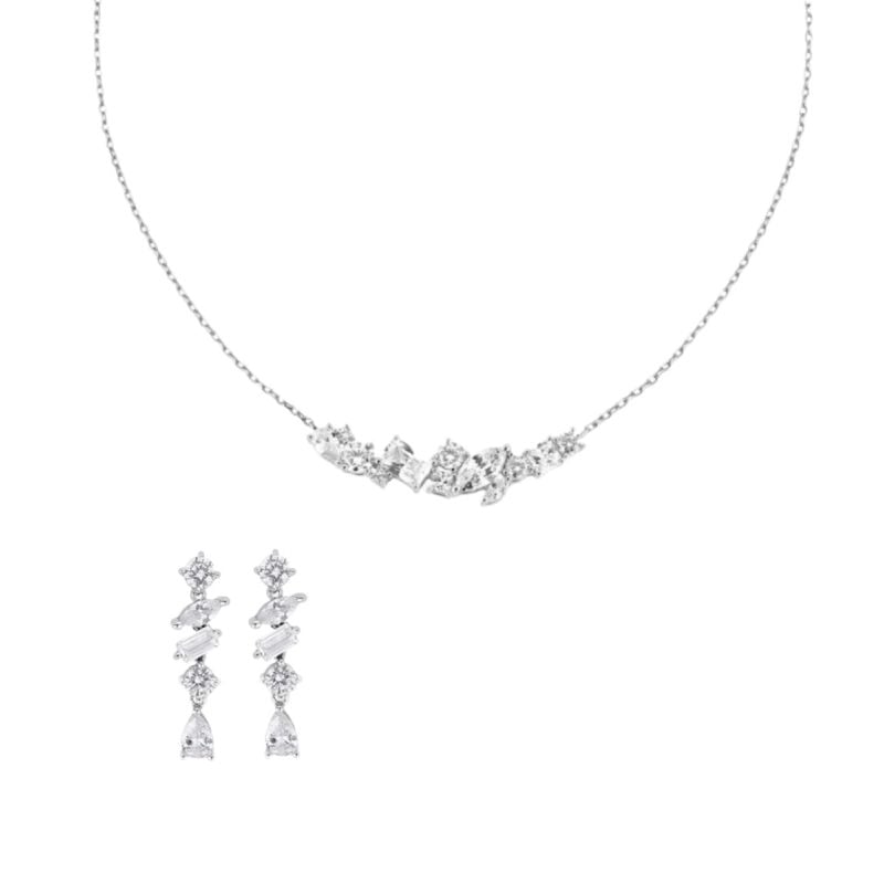 Silbernes Schmuckset mit klaren Steinen